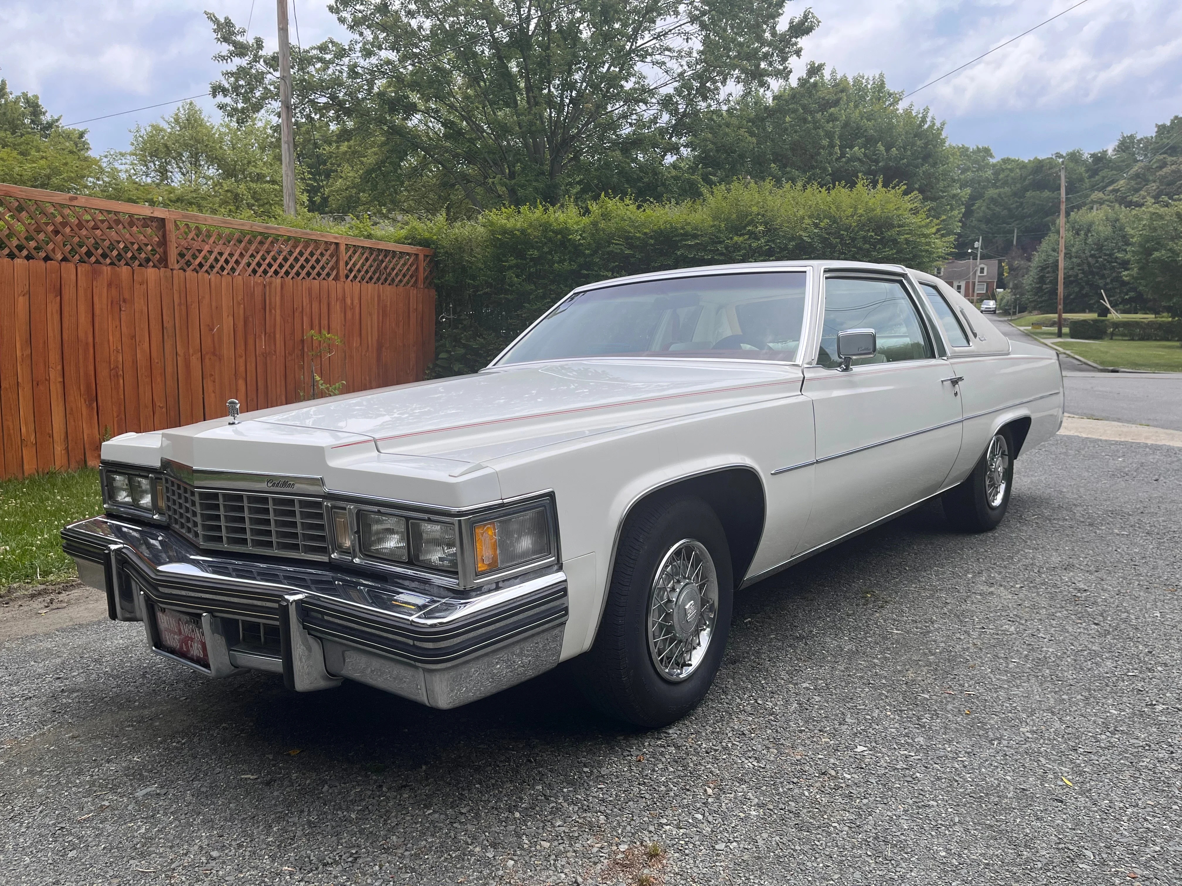 Cadillac-De-ville-coupe-1977-White-Red