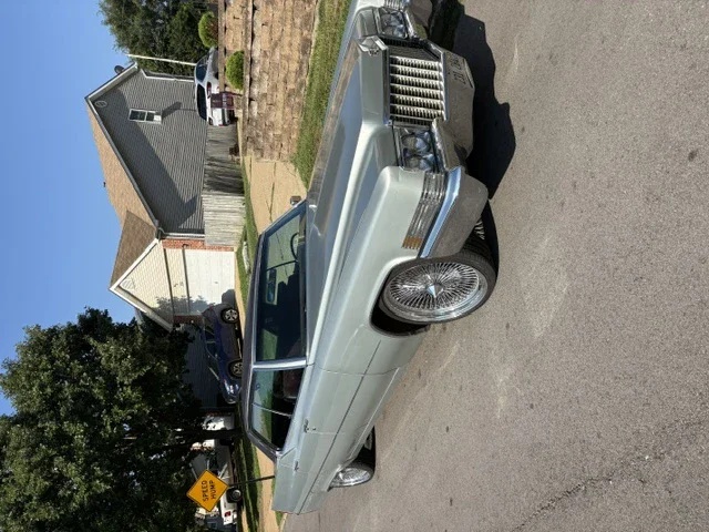 Cadillac-De-ville-sedan-1970-Gray-Burgundy