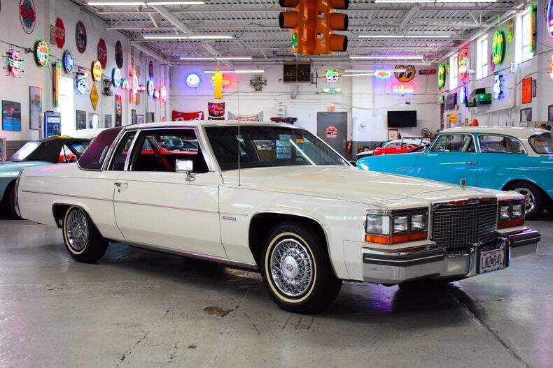 Cadillac-Deville-1981-White-Burgundy