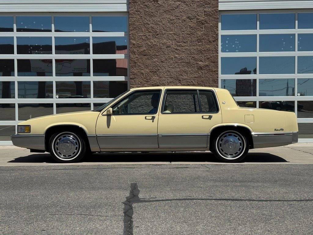 Cadillac-Deville-1989-yellow