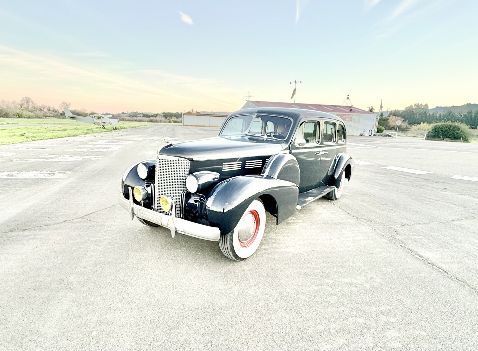 Cadillac-Fleetwood-1938-Limousine-Tan