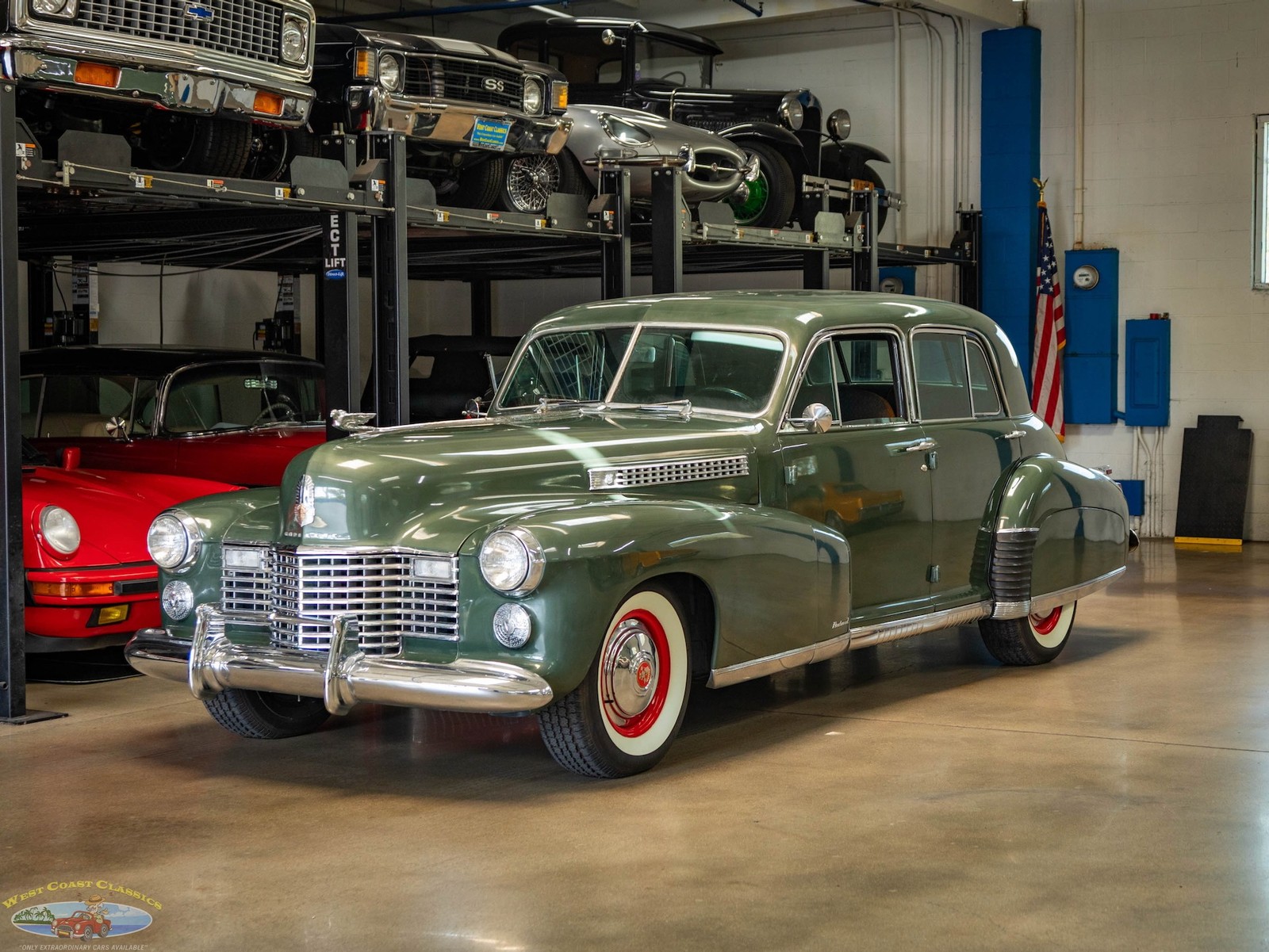 Cadillac-Fleetwood-1941-4-Door-Sedan