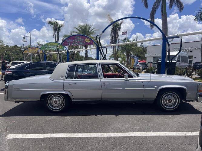 Cadillac-Fleetwood-1986-Silver-Red-Leather
