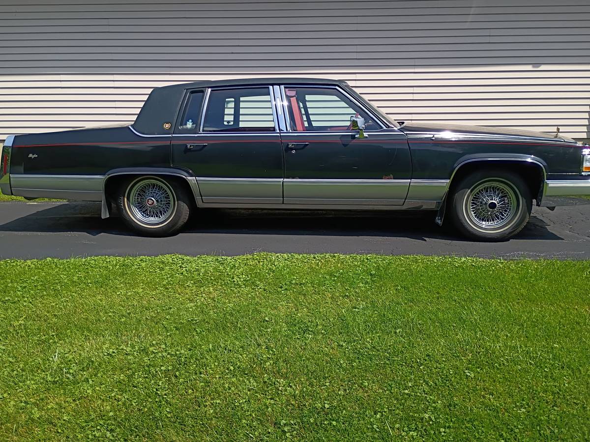 Cadillac-Fleetwood-1990-Black