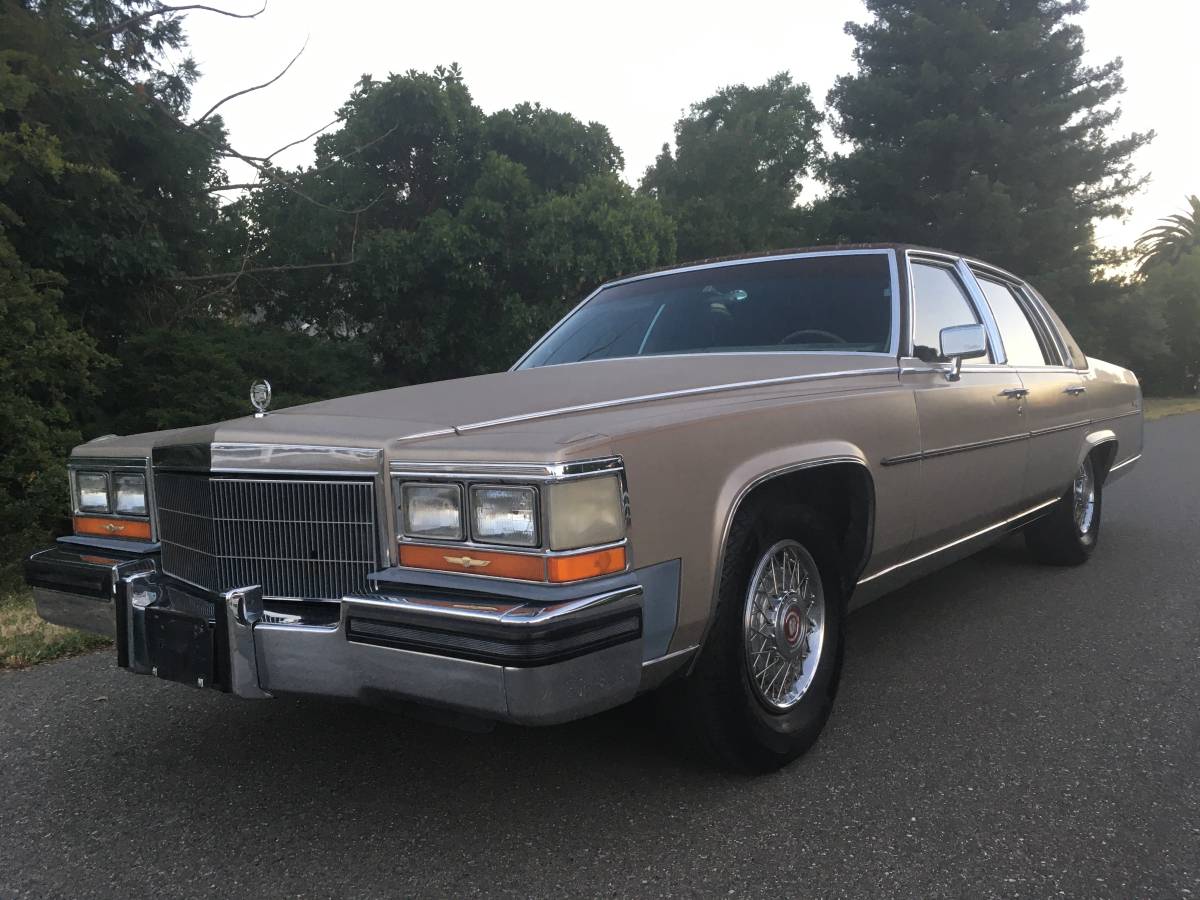 Cadillac-Fleetwood-brougham-1986