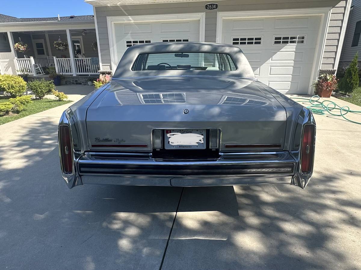 Cadillac-Fleetwood-brougham-1987-silver