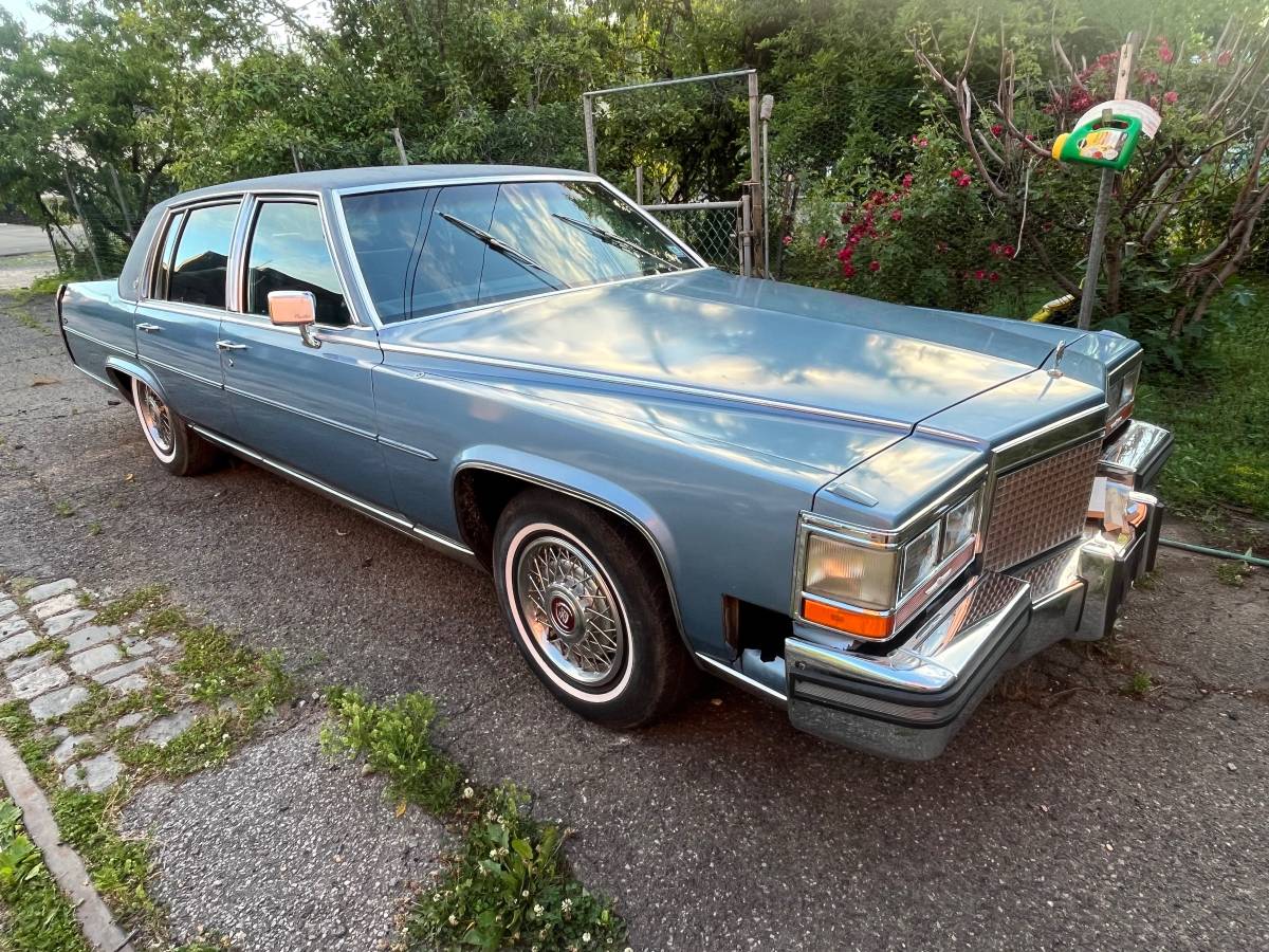 Cadillac-Fleetwood-brougham-1988