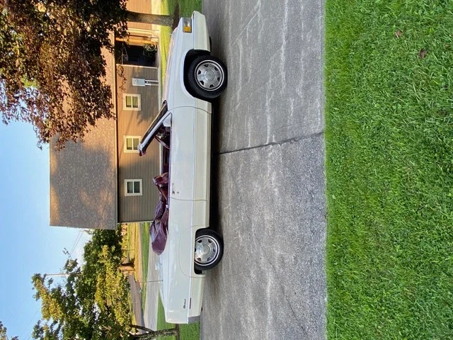 Cadillac-Fleetwood-coupe-1990-White-Burgundy