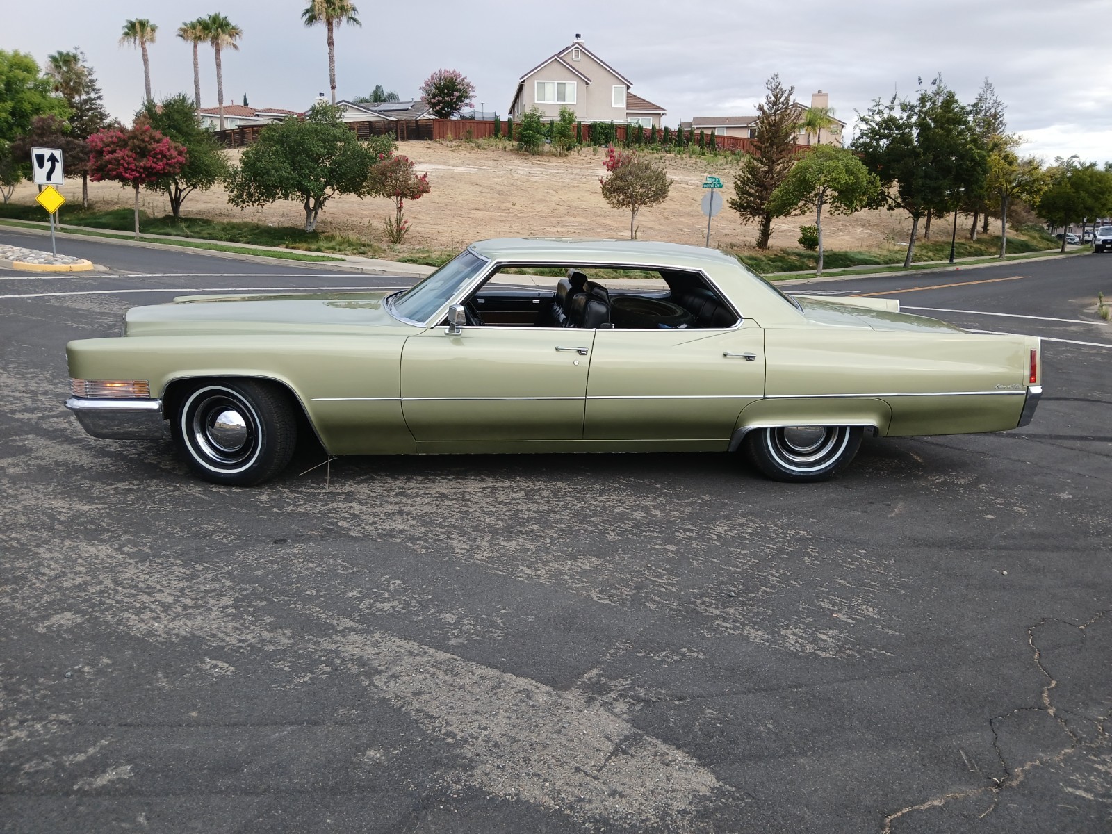 Cadillac-Sedan-de-ville-1970