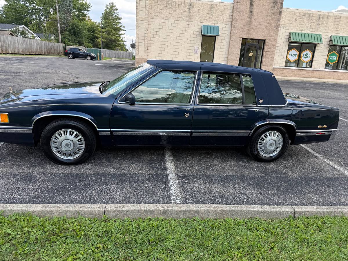 Cadillac-Sedan-de-ville-1993-Blue