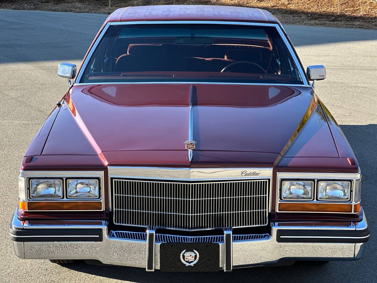 Cadillac-Sedan-deville-1982-red