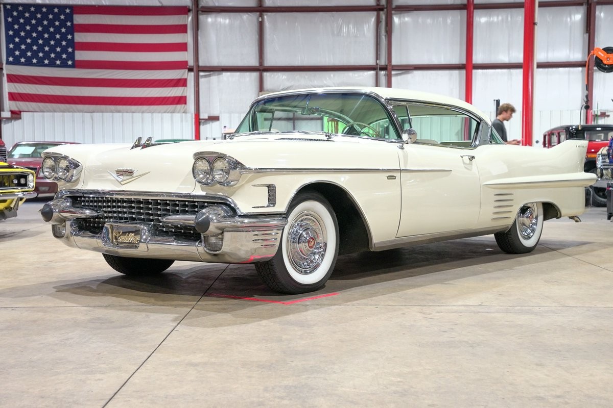 Cadillac-Series-62-1958-Coupe-Black-and-White