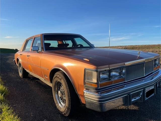 Cadillac-Seville-1977-Orange
