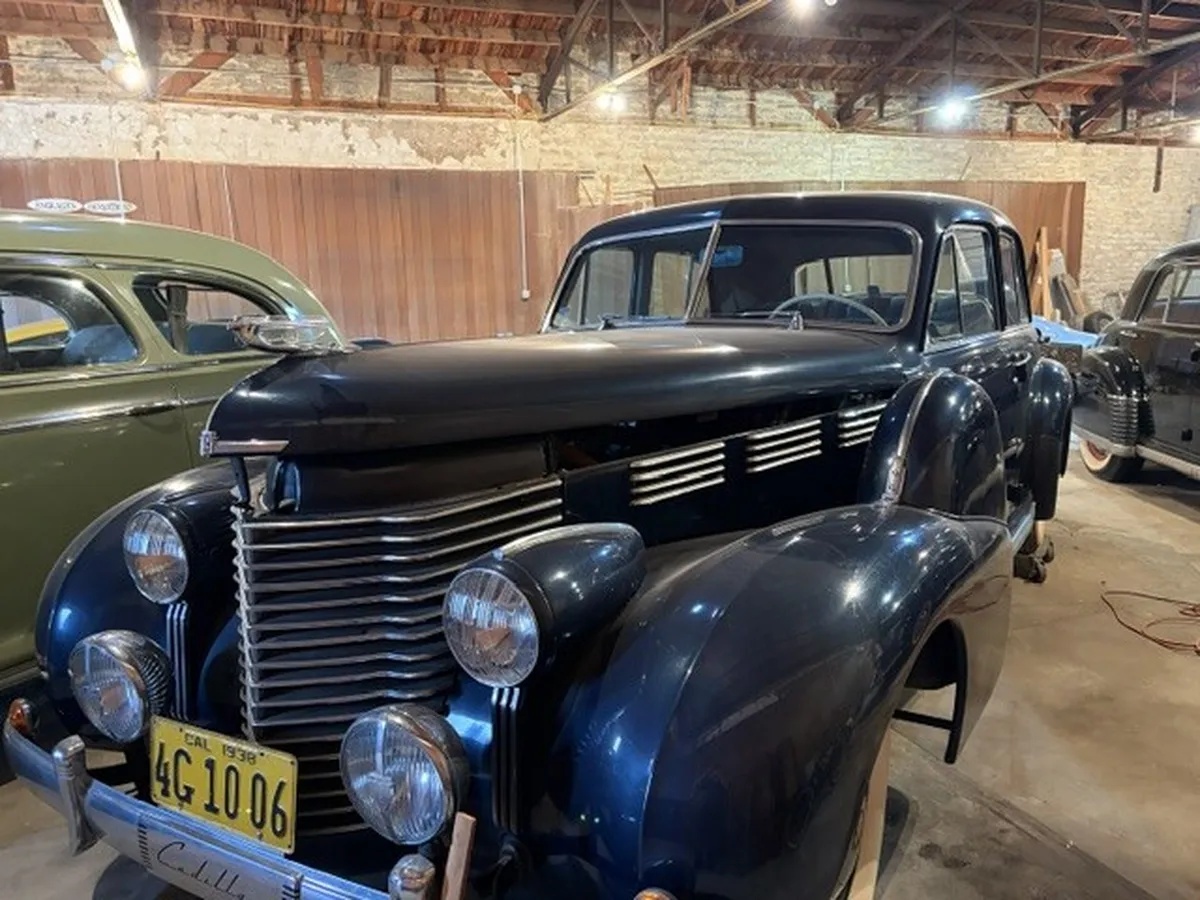 Cadillac-Sixty-special-1938-Oceanic-Blue-Metallic-Blue