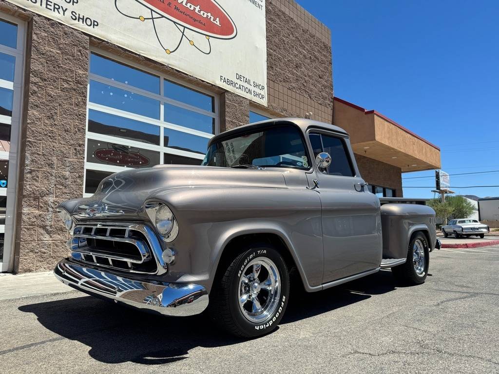 Chevrolet-3100-restomod-pickup-1957-silver