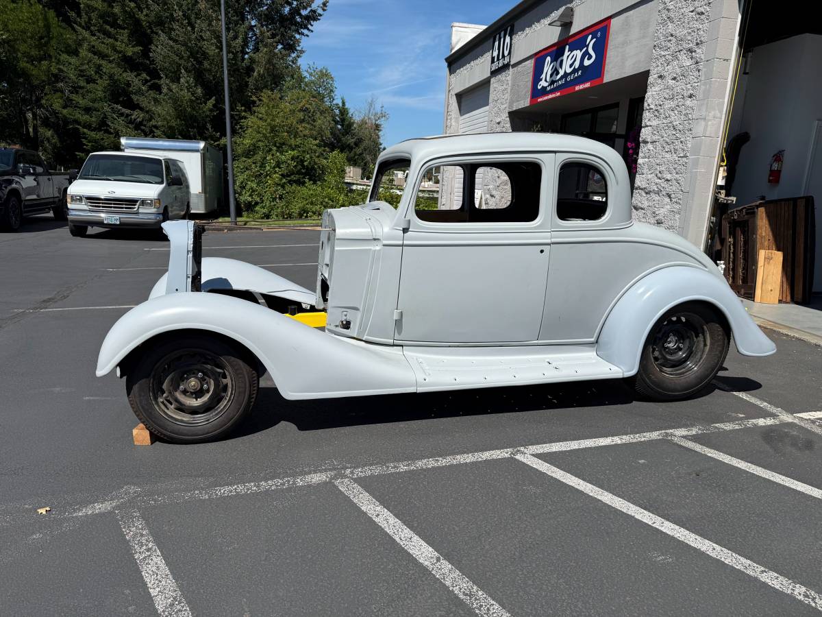 Chevrolet-5-window-master-coupe-1934