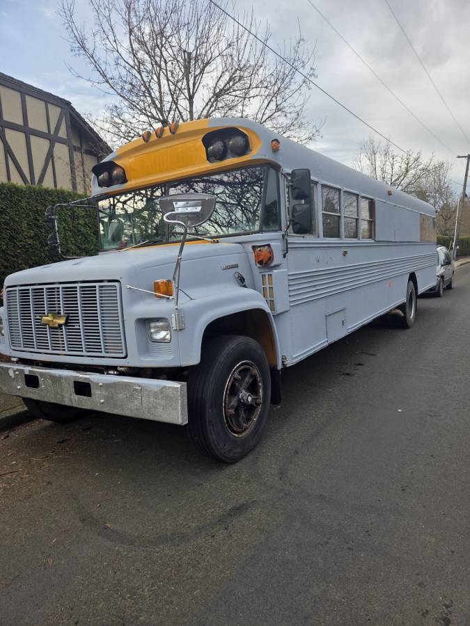 Chevrolet-B7-7000-medium-duty-bus-chassis-1994-grey