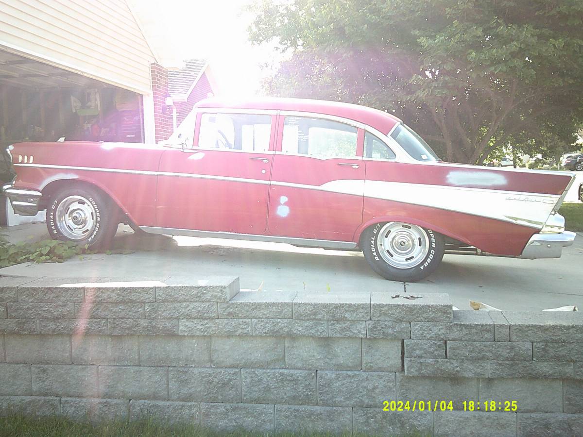Chevrolet-Bel-aire-sedan-1957-Red