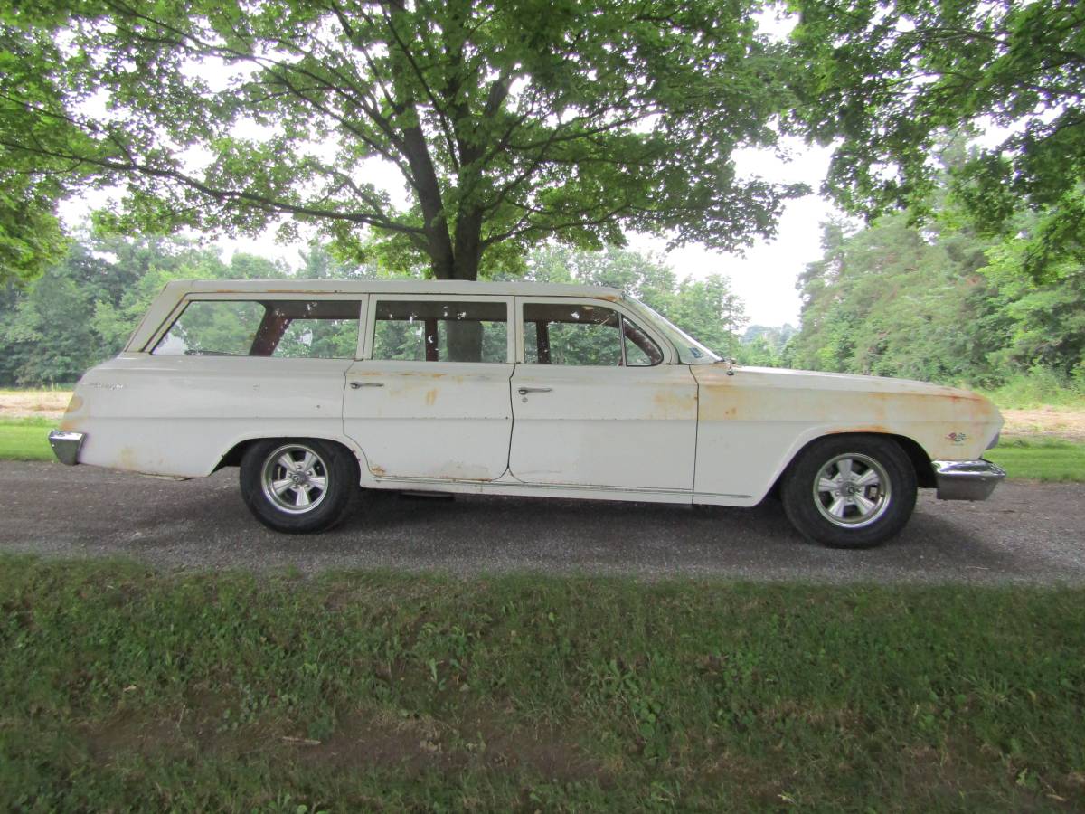 Chevrolet-Biscayne-wagon-1962-white