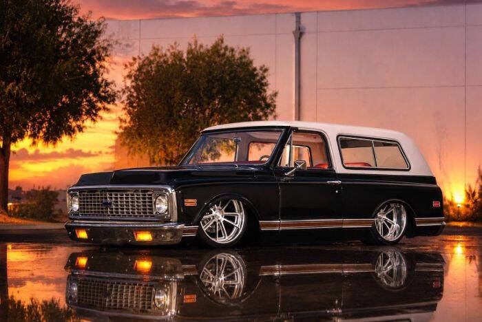 Chevrolet-Blazer-1972-Tuxedo-Black-White-Top-Custom-Red-Leather