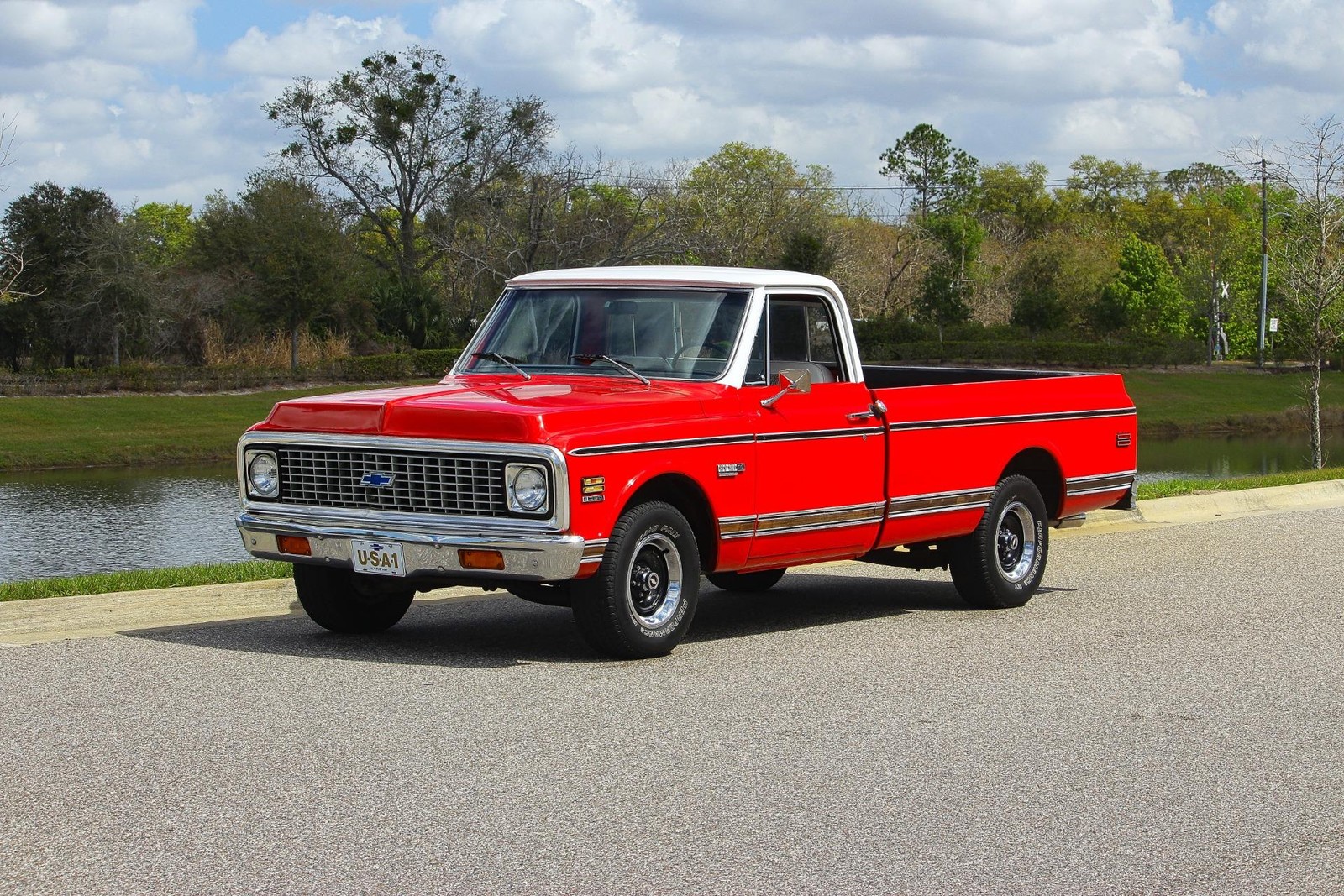 Chevrolet-C-10-1972-2-Door-White-and-Black