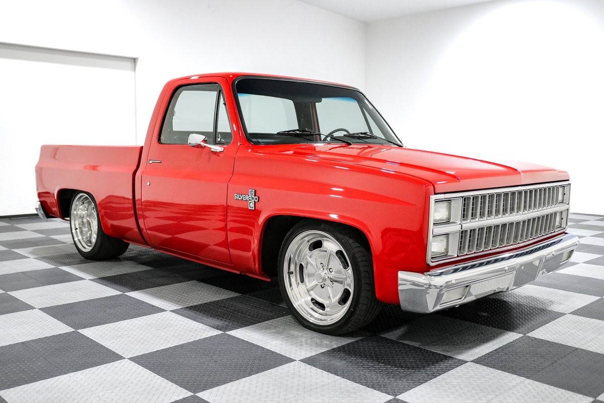 Chevrolet-C-10-1982-Standard-Cab-Pickup-BlackRed
