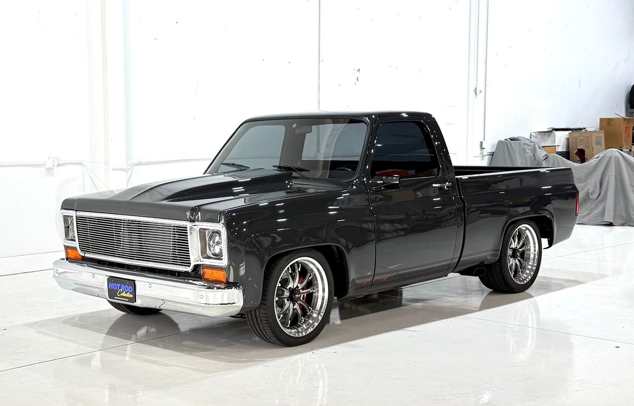 Chevrolet-C-10-Short-Bed-Restomod-1977-Black
