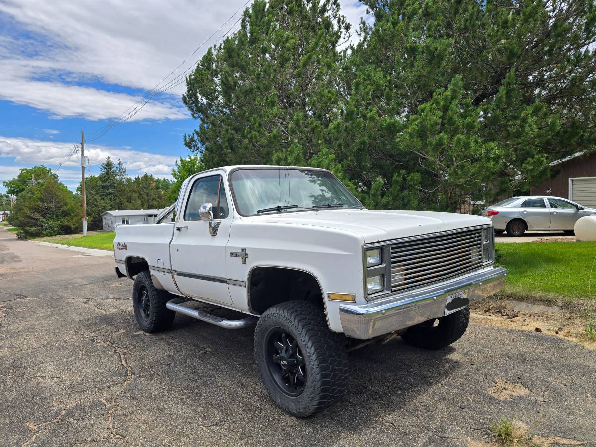 Chevrolet-C-10-scottsdale-pickup-1985-white