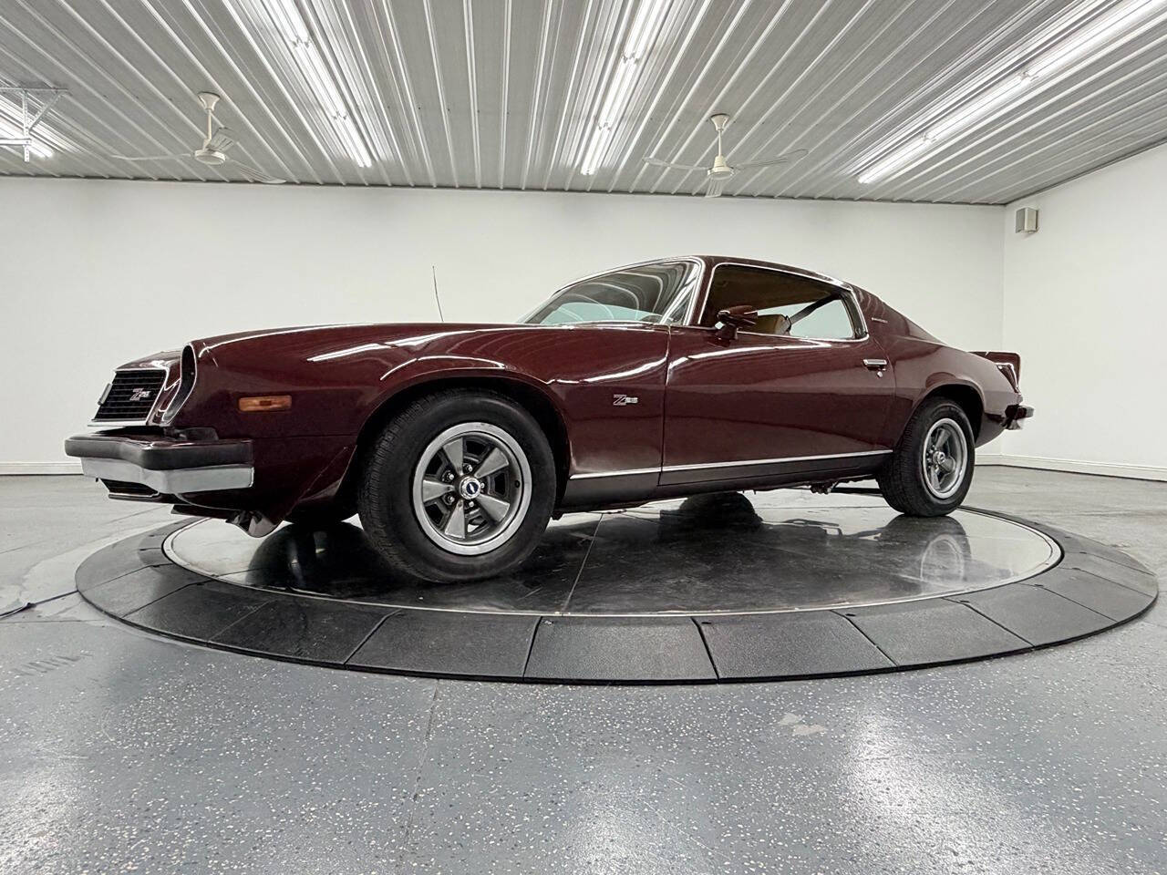 Chevrolet-Camaro-1974-Burgundy-Tan