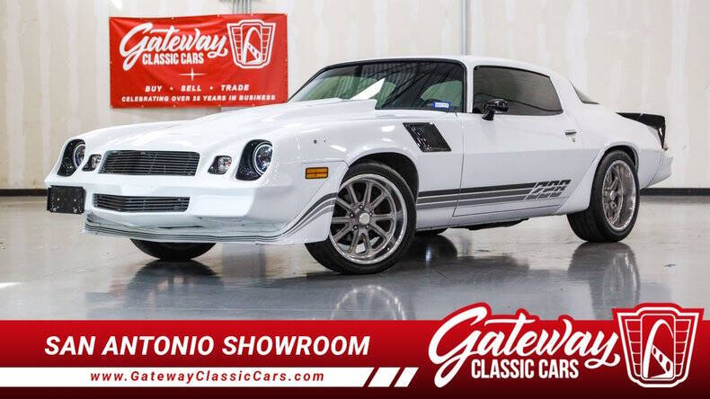 Chevrolet-Camaro-1981-White-Black