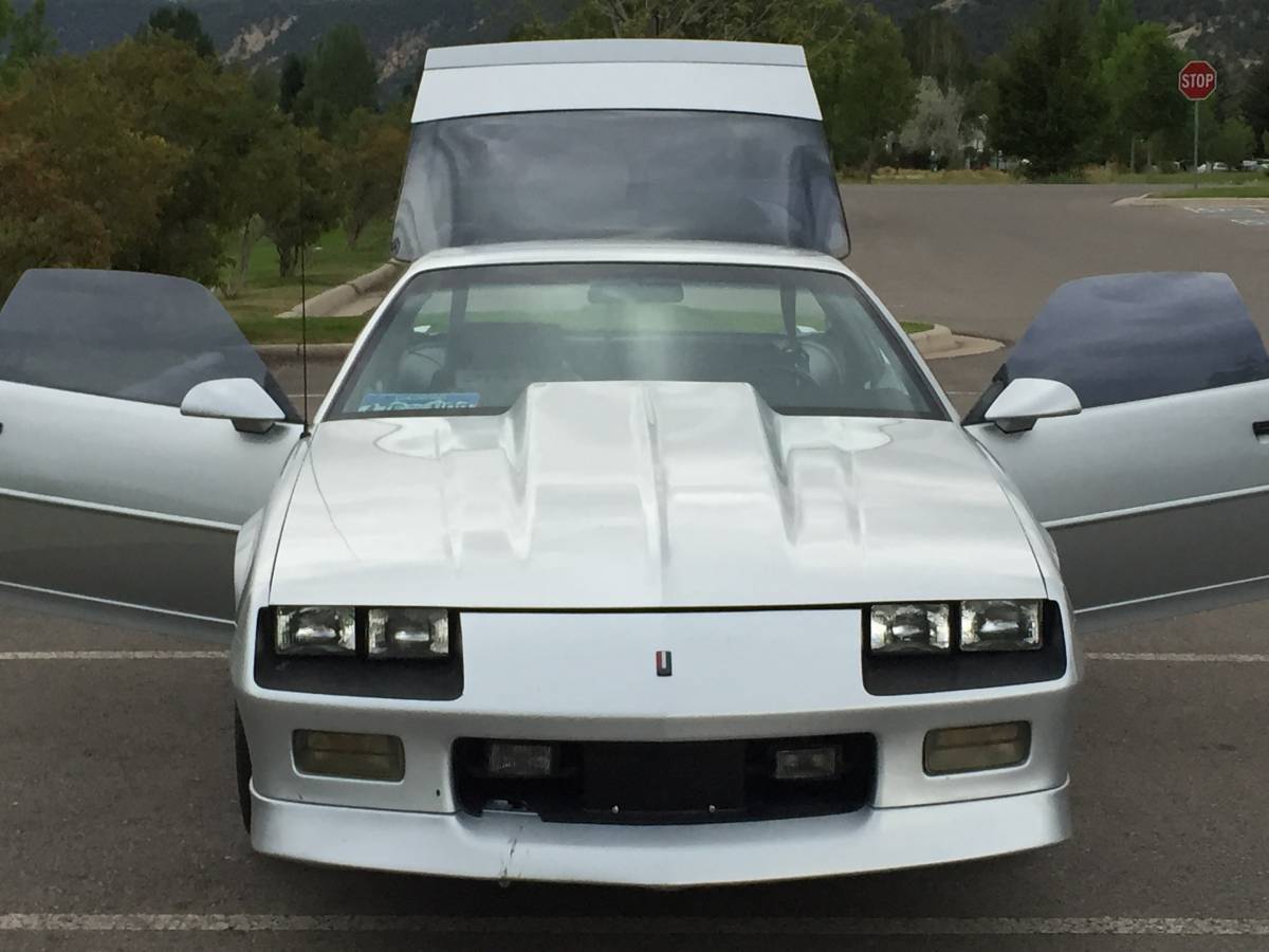 Chevrolet-Camaro-iroc-z28-1985-silver