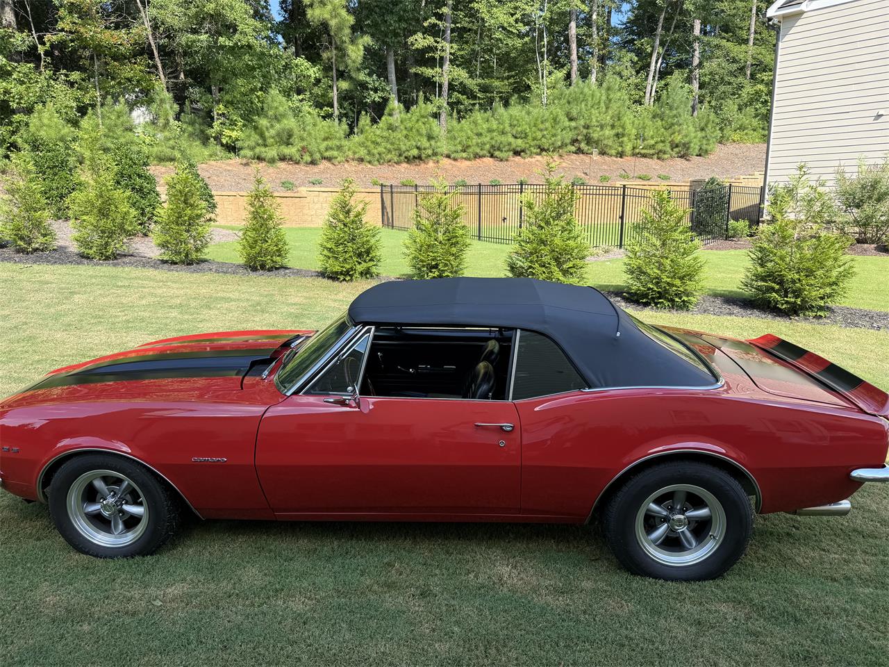 Chevrolet-Camaro-restomod-1967-Red-with-black-rally-Black
