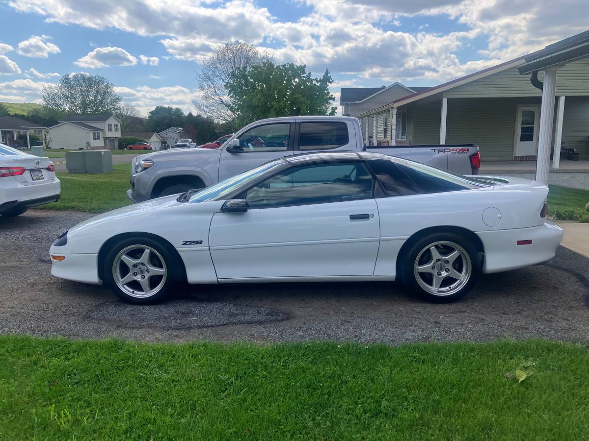 Chevrolet-Camaro-sport-coupe-convertible-1994-white