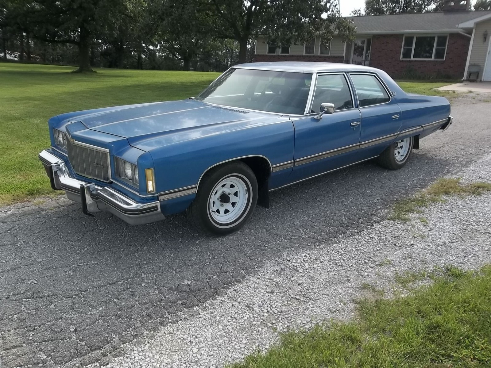 Chevrolet-Caprice-1974-Sedan