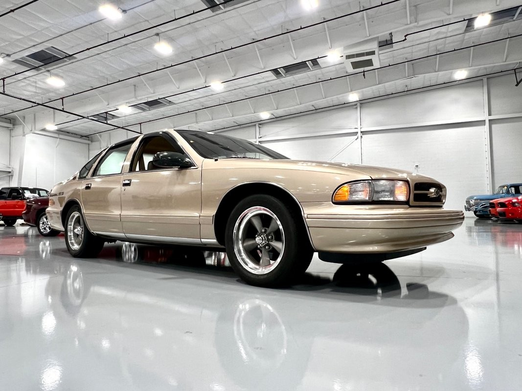 Chevrolet-Caprice-1996-Sedan-Tan