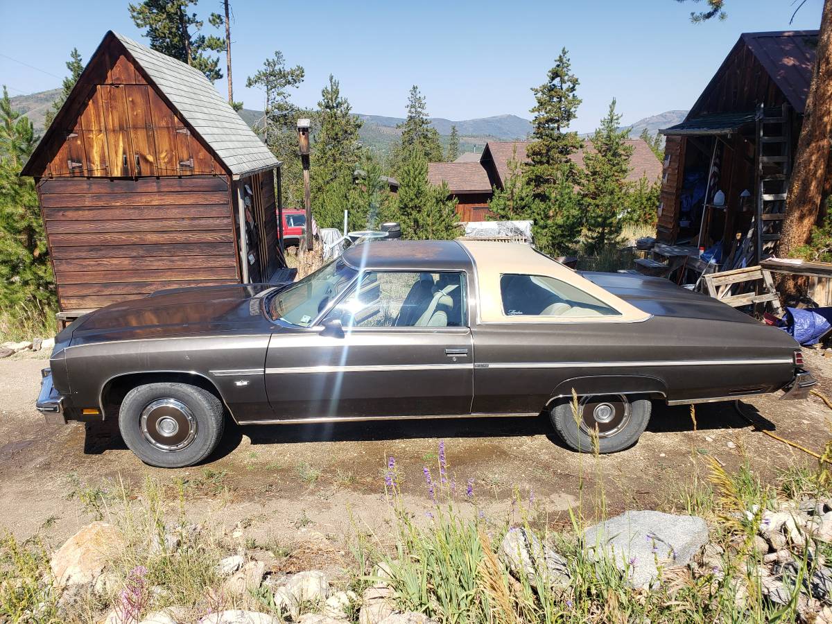 Chevrolet-Caprice-classic-1975