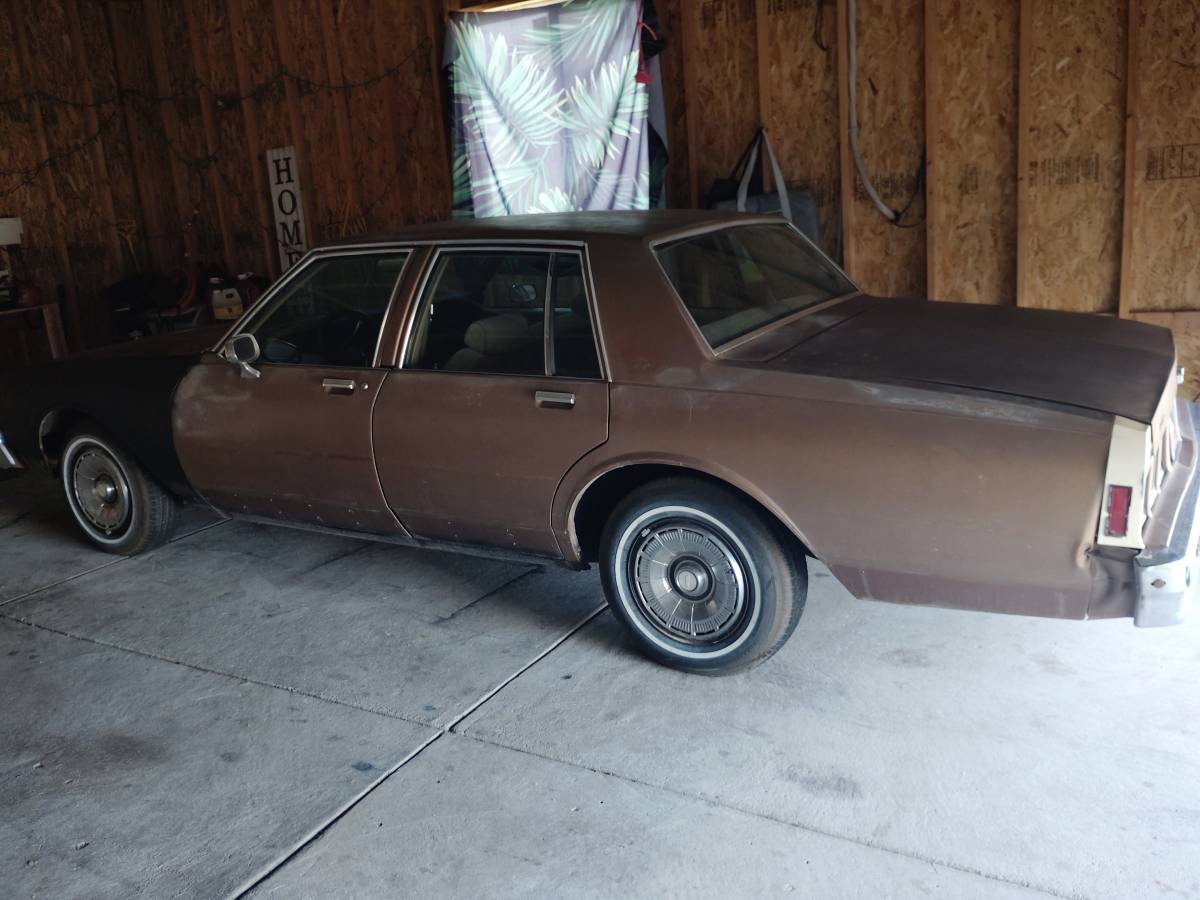 Chevrolet-Caprice-classic-1985-Brown