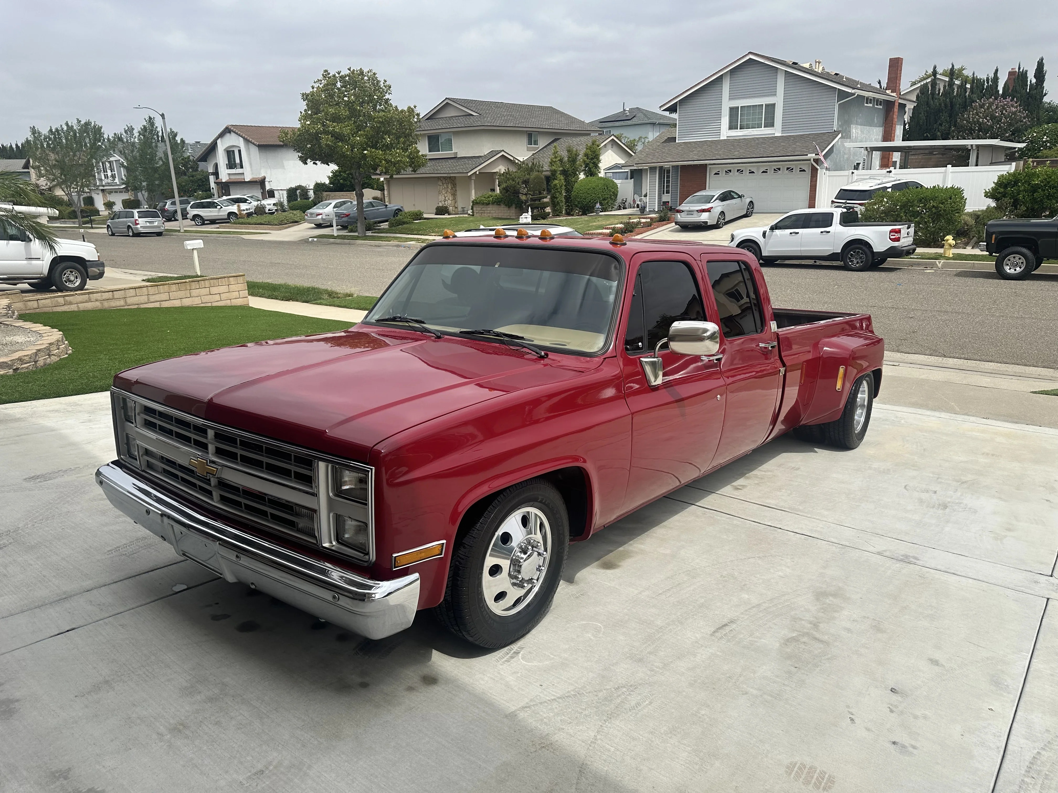Chevrolet-Ck-truck-c30-1985-Red-Tan