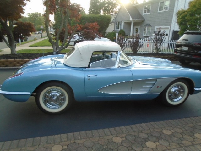 Chevrolet-Corvette-1958-Convertible-light-blue