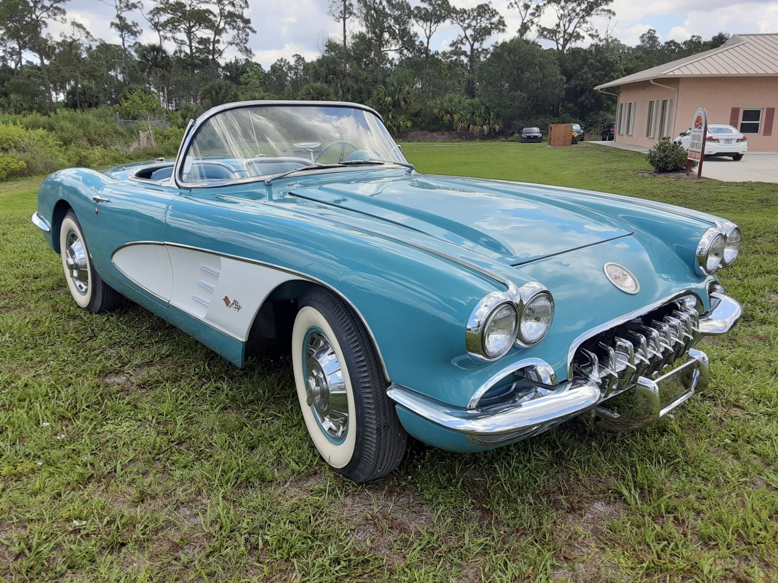 Chevrolet-Corvette-1960-Convertible-turquoise