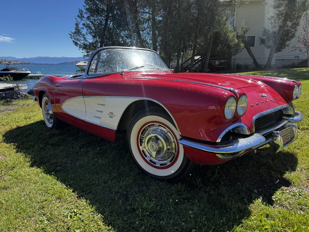 Chevrolet-Corvette-1961-Candy-Apple-Red-Black