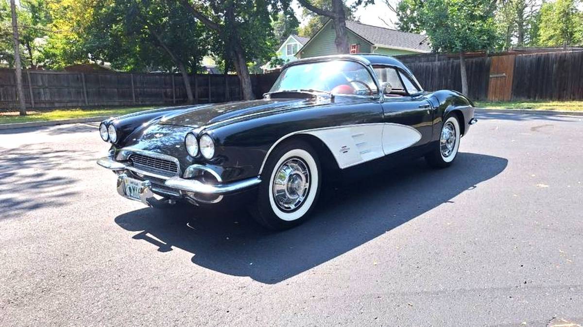 Chevrolet-Corvette-1961-black