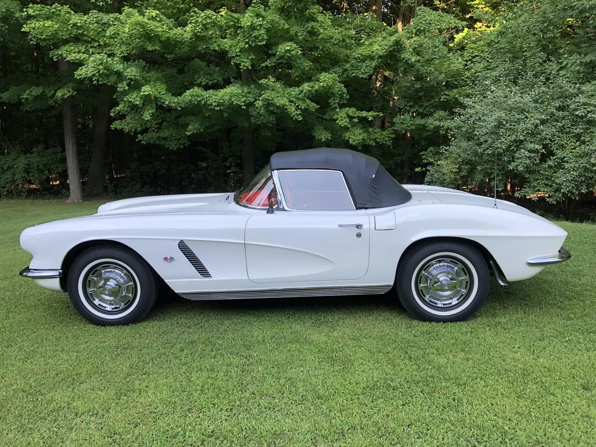 Chevrolet-Corvette-1962-Ermine-White-Red