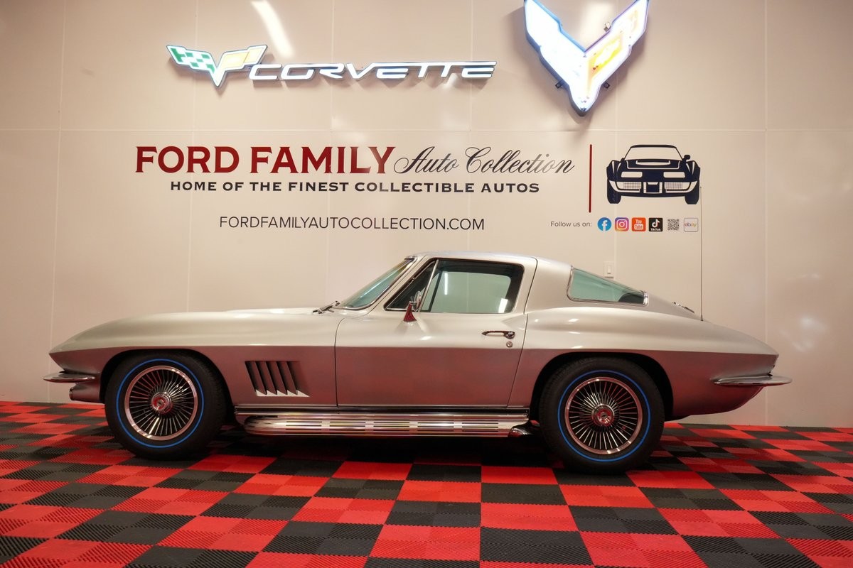 Chevrolet-Corvette-1967-Coupe-Dark-Blue