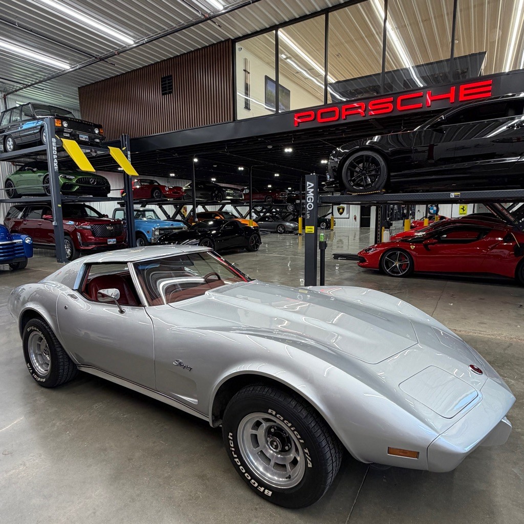 Chevrolet-Corvette-1976-RED