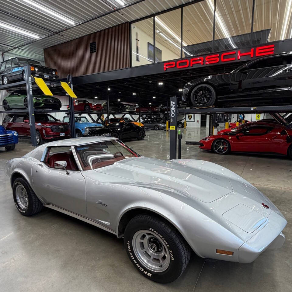 Chevrolet-Corvette-1976-Silver-Red