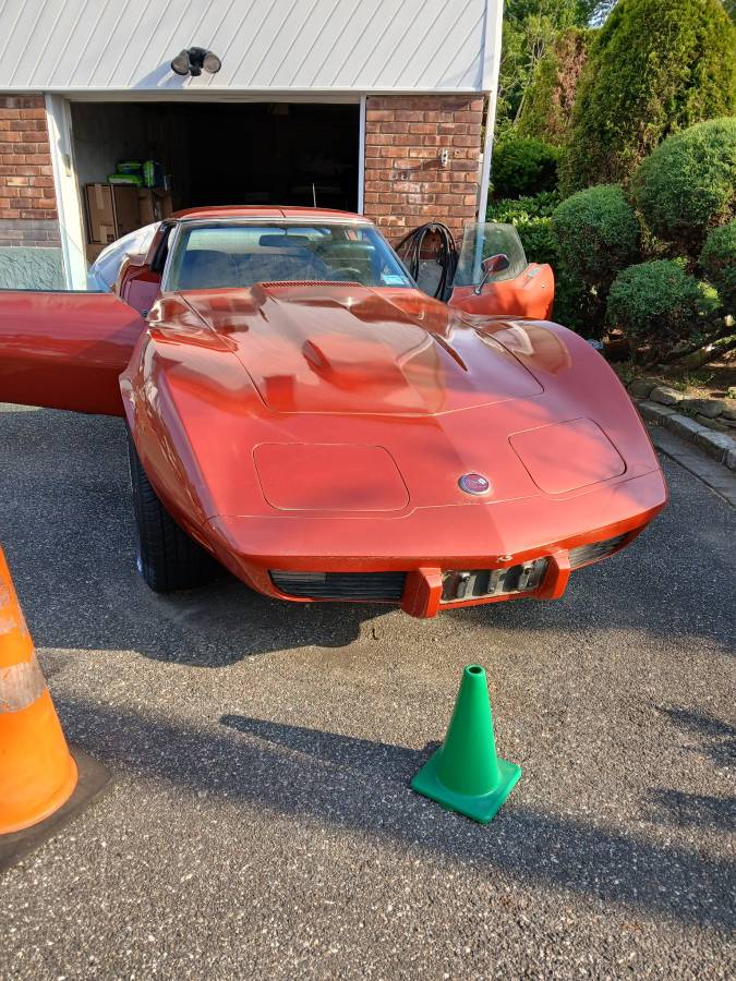 Chevrolet-Corvette-1976-orange