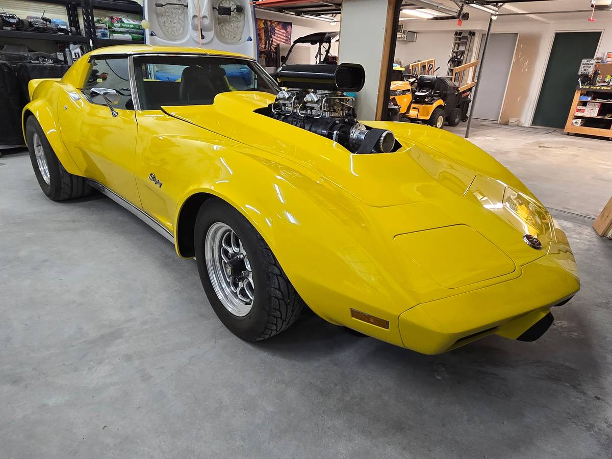 Chevrolet-Corvette-1976-yellow