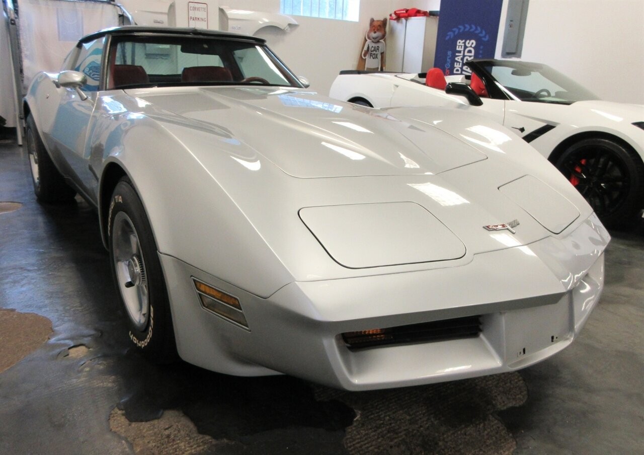 Chevrolet-Corvette-1980-Silver-Red