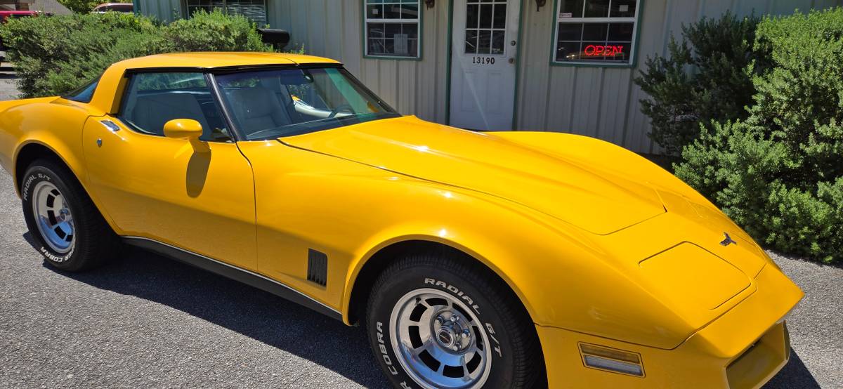 Chevrolet-Corvette-1980-yellow